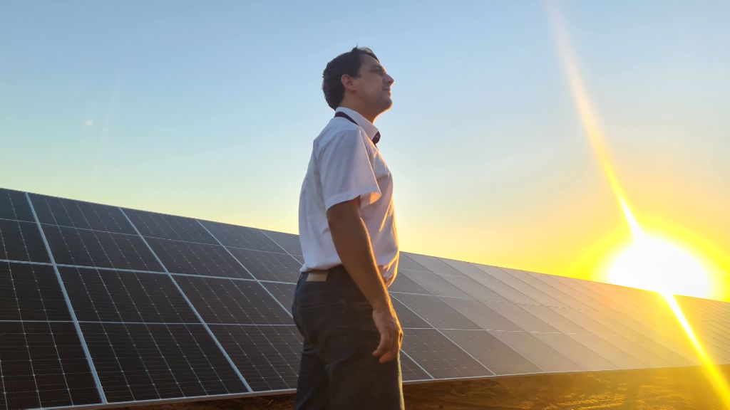 João Somensi em campo — sistemas fotovoltaicos